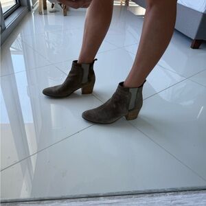 Stylish Suede Ankle Boots - Taupe